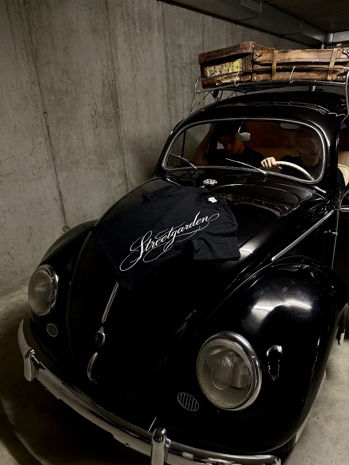 Archive 001 T-Shirt auf einem schwarzen Oldtimer